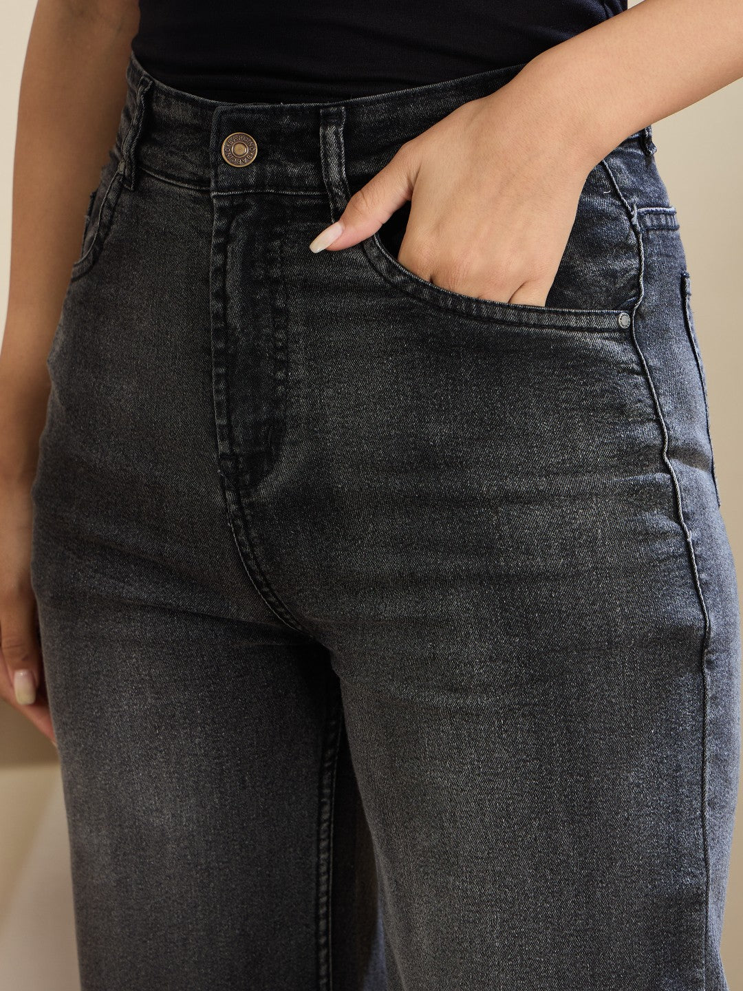 Women Black Wash High Waist Straight Frayed Jeans